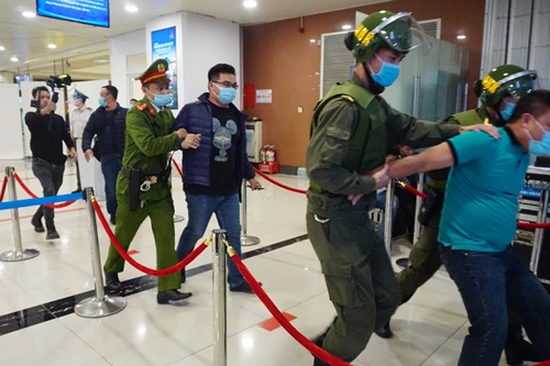 Diễn tập khẩn nguy đối phó với tình huống gây rối tại Sân bay Quốc tế Nội Bài 