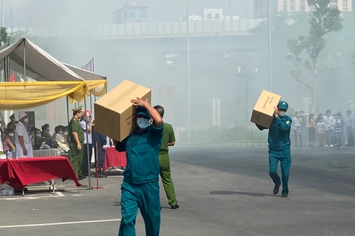 Cận cảnh diễn tập cứu người mắc kẹt trong đám cháy