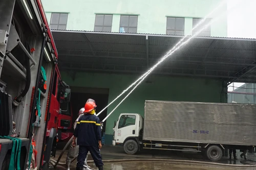 Clip: Tình huống giả định cứu nạn ô tô bị mắc kẹt trong kho xưởng cháy lớn