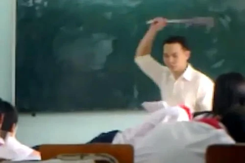 Công an triệu tập phụ huynh xông vào trường đánh học sinh 