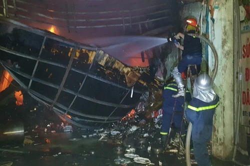 Kịp thời dập tắt đám cháy ở cửa hàng gia dụng tại phường Lĩnh Nam 