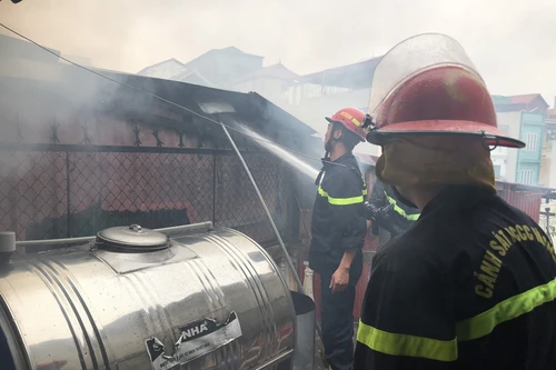 Dập tắt đám cháy tại nhà dân ở quận Hoàng Mai 