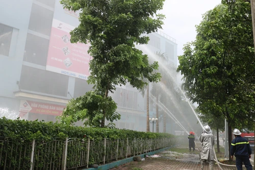 Diễn tập phương án chữa cháy, cứu nạn tại khu văn phòng giao dịch, thương mại, nhà ở 
