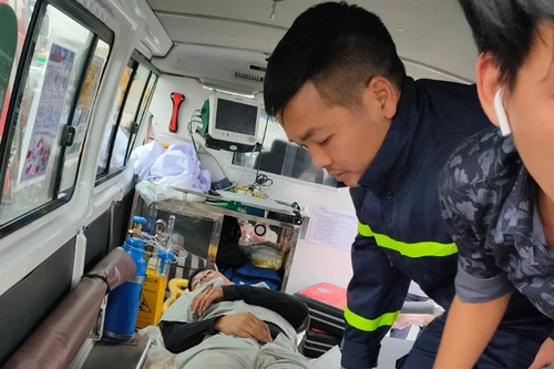 Sau cú húc cực mạnh, tài xế mắc kẹt trong cabin xe tải