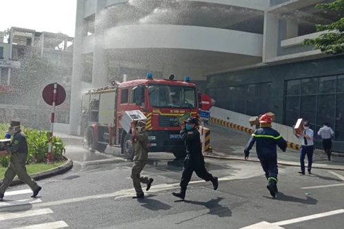 Diễn tập phương án chữa cháy, cứu nạn tại tòa nhà cao tầng ở quận Hoàng Mai 