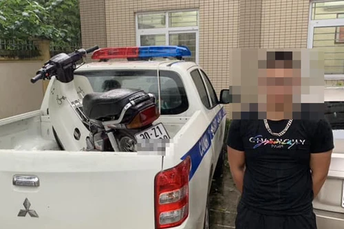 Xử phạt nam thanh niên “bốc đầu” xe máy 