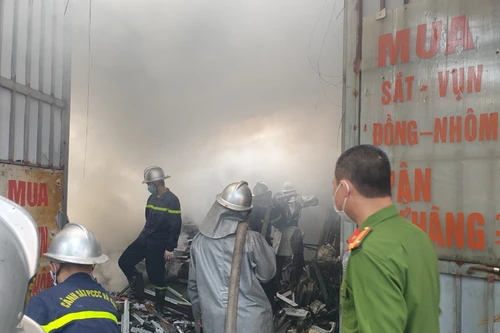 Hình ảnh xúc động về những người lính cứu hỏa CATP Hà Nội tiếp cận đầm lầy, ngăn cháy lan, cháy lớn