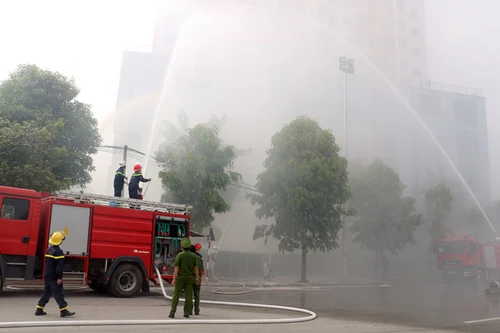 Tình huống cứu người mắc kẹt trên cao tại buổi diễn tập chữa cháy, cứu nạn 