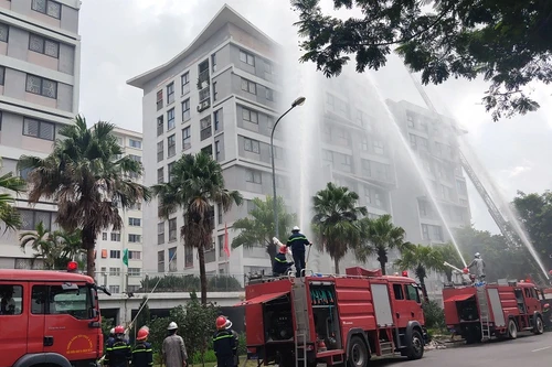 Huy động hàng trăm người 'ứng cứu' đám cháy giả định ở Khu đô thị Đặng Xá