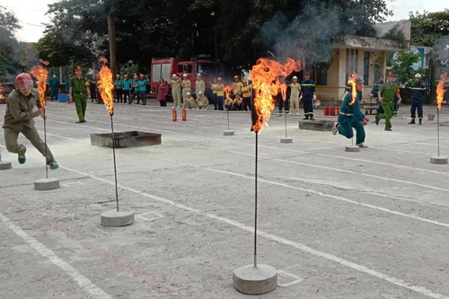 Clip: Kỹ năng cứu người trong đám cháy khi cửa đang khóa