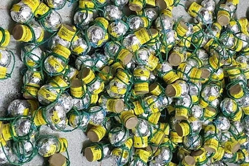 Vận động đối tượng giao nộp số lượng lớn pháo nổ 