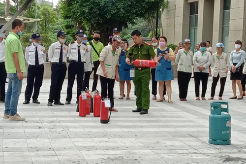 Hàng trăm người dân tham gia tập huấn chữa cháy tại chung cư 18 tầng