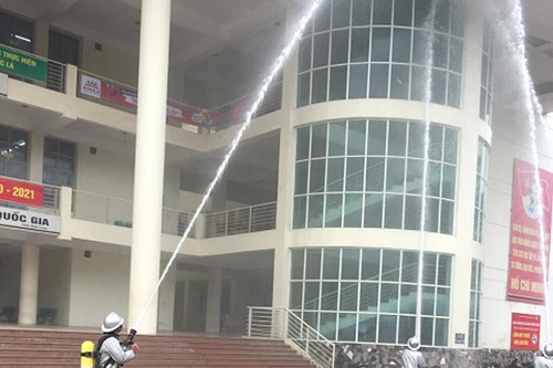 Xử lý tình huống cháy giả định tại Học viện Nông nghiệp Việt Nam 