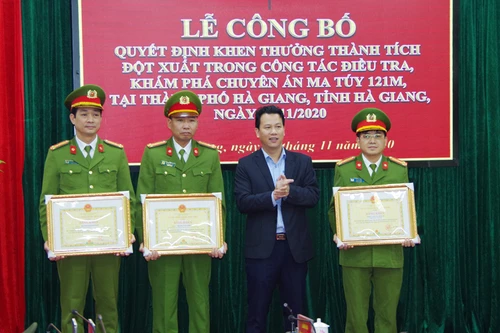 Bắt nhóm đối tượng vận chuyển trái phép 30 bánh heroin