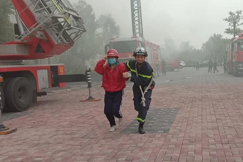 Cứu người mắc kẹt trong đám cháy giả định tại Bệnh viện Đa khoa Phương Đông 