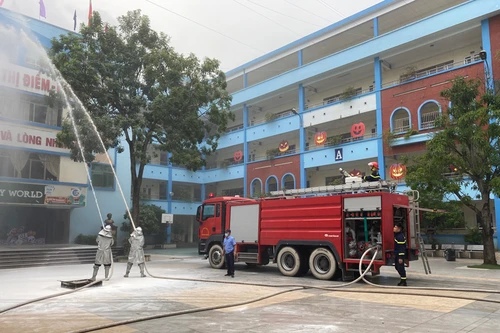 Thực tập phương án chữa cháy, cứu nạn tại Trường tiểu học 