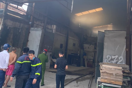 Kịp thời ngăn cháy lan tại cửa hàng kinh doanh nội thất 