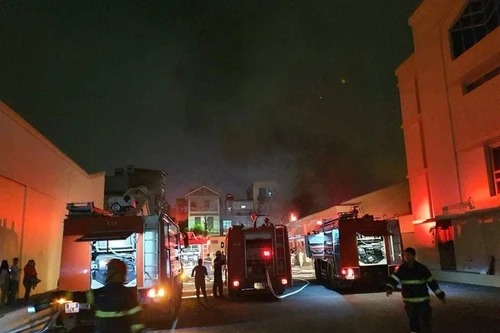 Kịp thời dập tắt đám cháy tại kho xưởng công ty dược phẩm Hà Tây