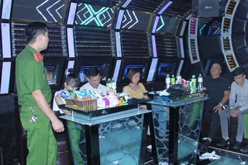 Bắt quả tang 6 đôi nam nữ sử dụng ma túy tại quán karaoke 