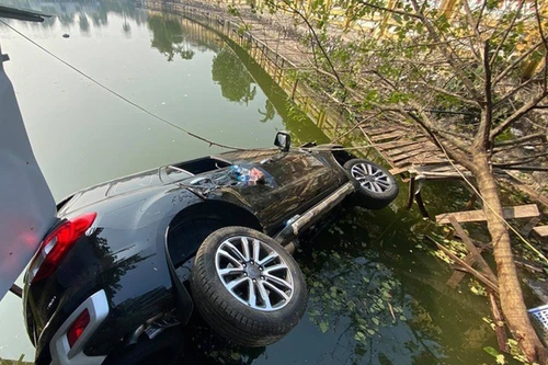Xe ô tô lao xuống hồ Tây, 4 người thoát chết