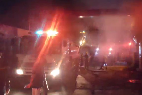 Clip: Lực lượng cứu hỏa vất vả khiêng máy bơm chữa cháy trong đêm