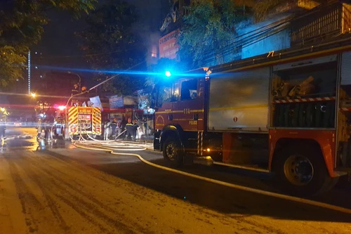 Kịp thời hướng dẫn thoát nạn và dập tắt đám cháy trong đêm 