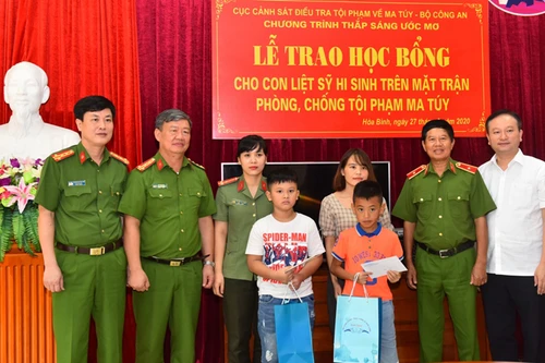 Cục Cảnh sát điều tra tội phạm về ma túy trao học bổng thắp sáng ước mơ cho con em liệt sỹ Công an nhân dân