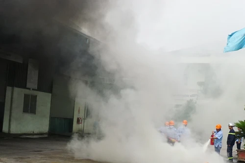 Huy động lực lượng tham gia diễn tập cháy giả định tại nhà máy sản xuất xốp
