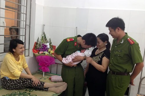 Cụ ông 80 tuổi hết lời khen ngợi 2 CSHS đỡ đẻ trong đêm giông