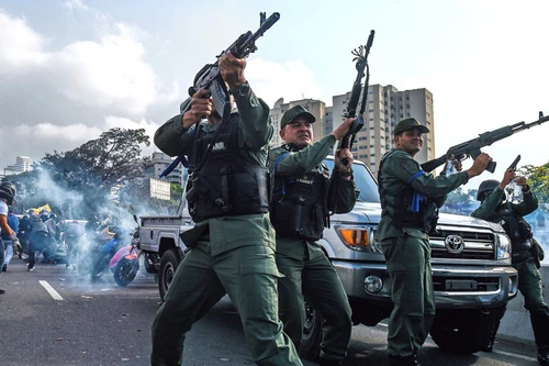 [ẢNH] Binh sĩ phe đối lập Venezuela đấu súng với lính trung thành của ông Maduro