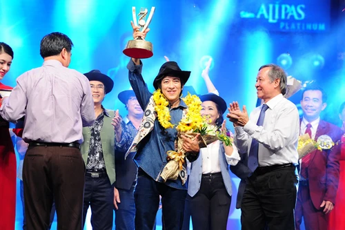 "Đặc sản Hội An" Duy Dũng đoạt giải quán quân "Tiếng hát mãi xanh" 5 năm