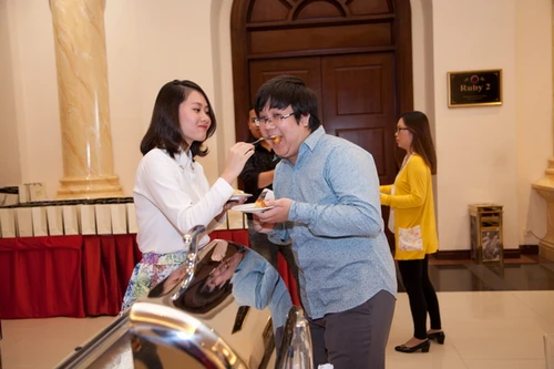 Nghệ sĩ hài Gia Bảo không ngại “nịnh” vợ ở chốn đông người