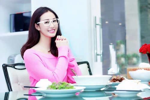 Người đẹp Khánh My trổ tài bếp núc 