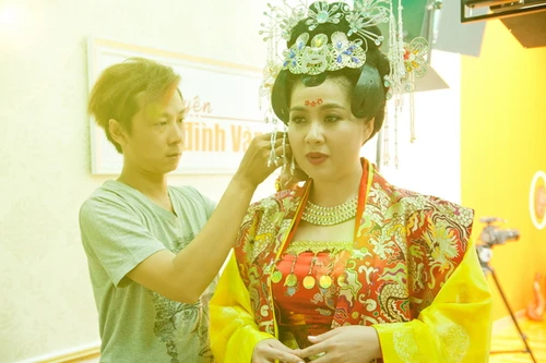 Lê Khánh ngồi hàng giờ đồng hồ hóa trang thành Võ Tắc Thiên 