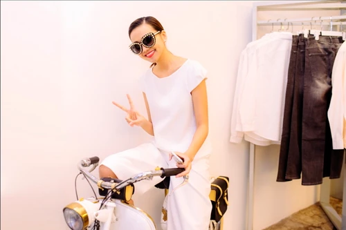 Thanh Hằng trẻ trung với “cây” trắng đi dạo phố, mua sắm 