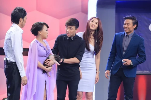 Hoài Linh - Việt Hương ôm... heo để tiếp đón Anh Thư 