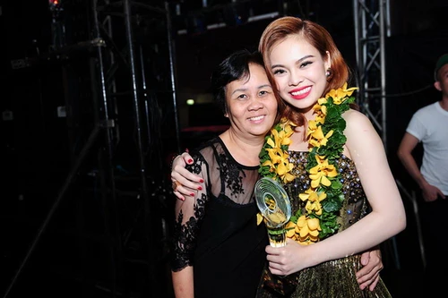 Giang Hồng Ngọc nghẹn ngào trong “mưa” chúc mừng của người hâm mộ