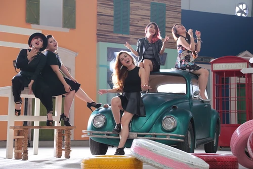 Thí sinh “Thần tượng âm nhạc” thực hiện quà tặng cho khán giả