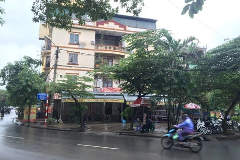  Tại quận Hoàng Mai: Bãi đỗ xe biến thành quán bia hơi