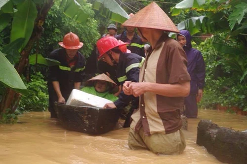  Lính cứu hỏa trong tâm lũ