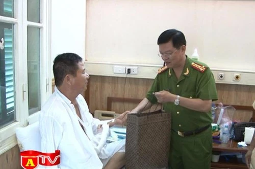 Phó giám đốc CATP Hà Nội thăm hỏi cán bộ chiến sỹ bị thương khi làm nhiệm vụ