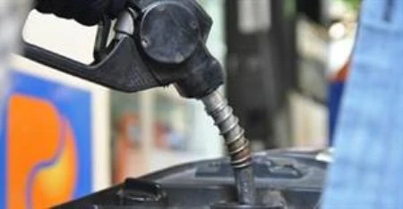 Xăng giảm giá nhỏ giọt