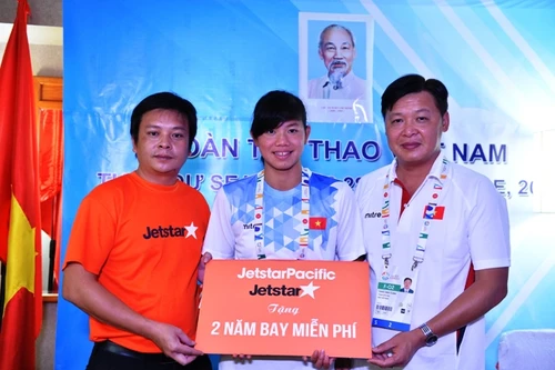 Kình ngư Ánh Viên và bố mẹ được bay miễn phí 2 năm