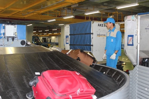 Hành lý được kiểm tra, vận chuyển như thế nào ở sân bay?