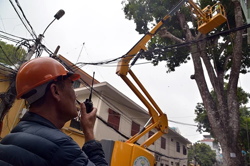 Hà Nội triển khai thiết bị cắt tỉa cây xanh bằng xe tự hành chuyên dụng