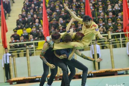 Tận mắt xem nữ chiến sỹ Công an quật ngã 3 đối tượng bằng đòn "cắt kéo"