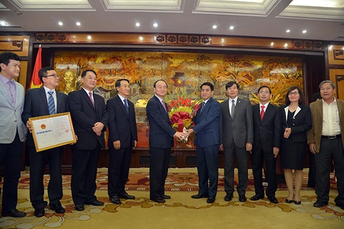 Trao Giấy chứng nhận đăng ký đầu tư dự án 300 triệu USD của Samsung tại Hà Nội