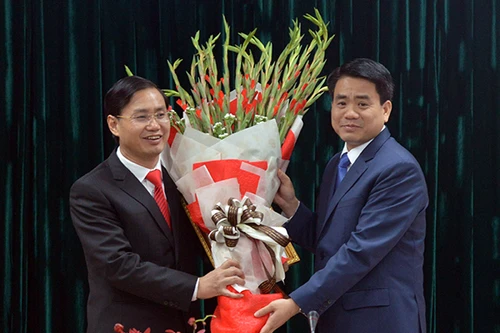 Chủ tịch UBND TP Hà Nội Nguyễn Đức Chung trao quyết định bổ nhiệm 3 tân Giám đốc sở