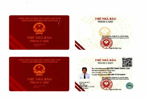 Thẻ Nhà báo mới được làm bằng nhựa và thông tin song ngữ