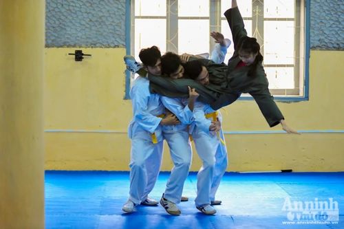 Chân dung nữ sinh cảnh sát xinh đẹp nổi tiếng với đòn võ "cắt kéo" hạ 3 đối thủ 